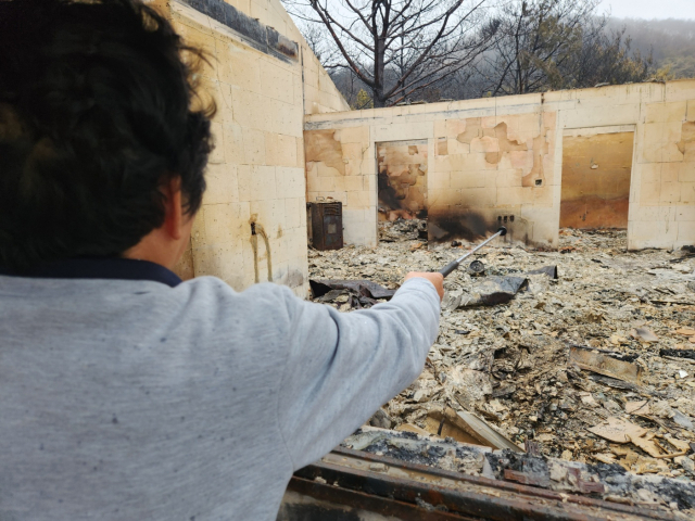 5일 12시경 최인자(83) 씨가 불에 타버린 자신의 집을 보고 있다. 사진=김지현 기자