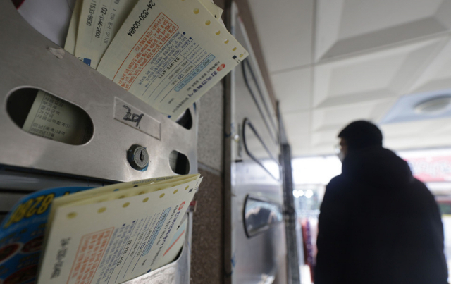 시내의 한 빌라 우편함에 1월 전기요금 청구서가 꽂혀있다. 사진=연합뉴스