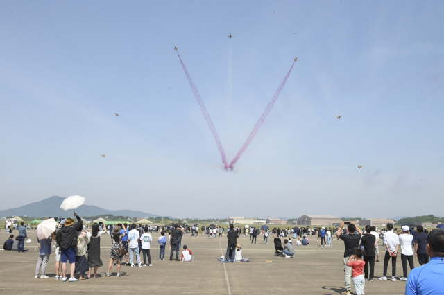 지난 2019년 공군제20전투비행단 상공에서 펼쳐진 블랙이글스의 축하비행을 보고 있는 방문객 모습. 공군 제20전투비행단 제공