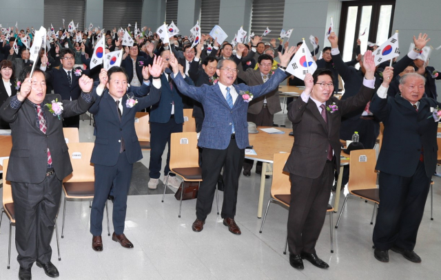 11일 옛 대통령 별장인 청남대의 대통령기념관에서 열린 제104주년 대한민국임시정부 수립 기념식에서 양승조 전 충남지사(앞줄 오른쪽 두 번째)가 행사 참석자들과 만세삼창을 하고 있다. 양 전 지사는 임시정부에서 국무령을 지낸 양기탁 선생의 후손이다. 이 기념식에 양 전 지사 등 임시정부를 이끌었던 행정수반 8명의 후손이 참석했다. 충북도 제공