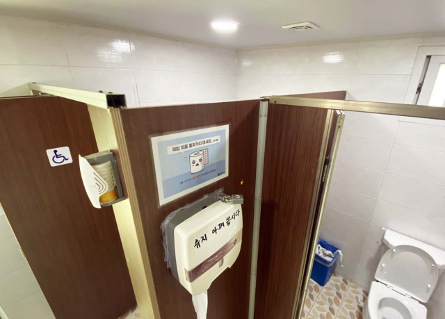 우두동 한마음공원 공중화장실 안심 스크린 설치 모습. 사진=당진시 제공