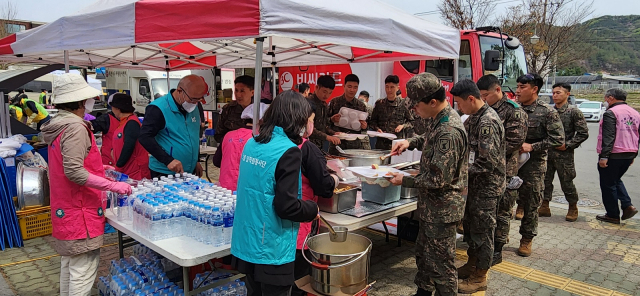KT가 대전 산직동 산불 현장에서 소방 인력에게 밥차를 지원하고 있다. KT 충남충북광역본부 제공