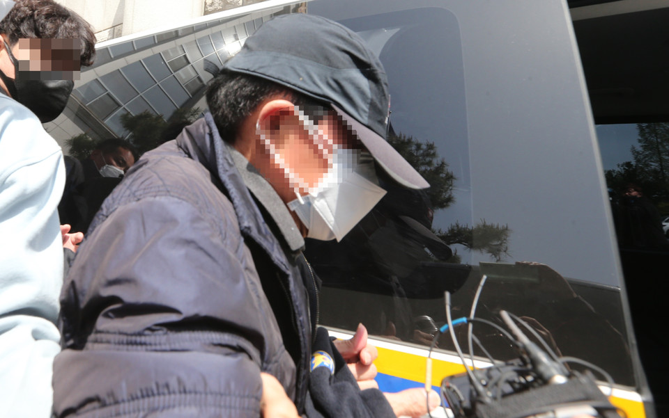 대전 서구 둔산동 스쿨존에서 만취 상태로 운전하다 초등생을 치어 숨지게 한 혐의를 받는 60대 남성 A씨가 지난 10일 오후 둔산경찰서에서 구속 전 피의자 심문(영장실질심사)을 받기 위해 호송차량으로 이동하고 있다. 그는 "유가족께 죄송하다"고 밝혔다. 사진=연합뉴스.