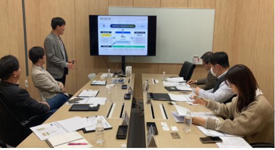 DSC지역혁신플랫폼과 테슬라시스템 등 관계자들이 19일 DSC지역혁신라운지에서 ‘모빌리티 특성화 도시 추진을 위한 핵심 인프라 기반조성 연구용역’ 착수보고회를 진행하고 있다. DSC플랫폼 제공