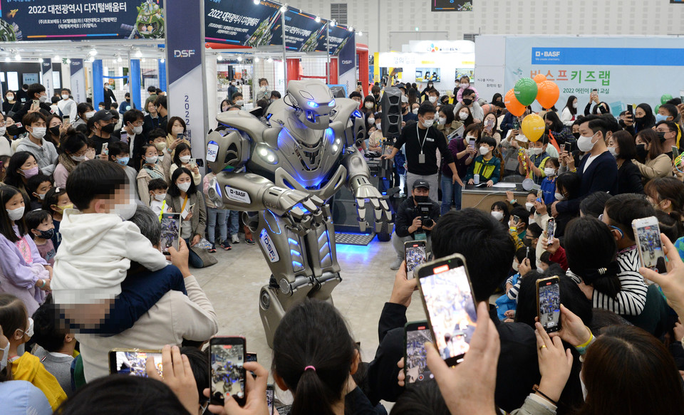2022 대전사이언스페스티벌에서 시민들이 로봇을 관람하고 있다. 이경찬 기자 chan8536@cctoday.co.kr