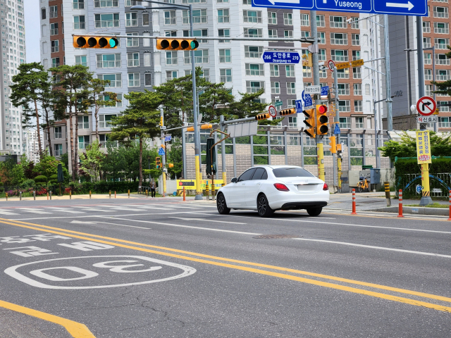 24일 오전 우회전신호등이 도입된 대전 서구 도안동 용소네거리에서 차량이 우회전하고 있다. 사진=김성준 기자