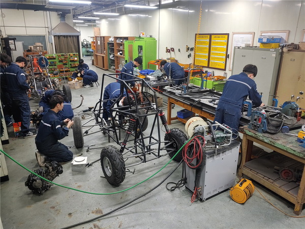 ▲ DSC공유대학 자작자동차 동아리 학생들이 작업을 진행하고 있는 모습.  DSC지역혁신플랫폼 제공