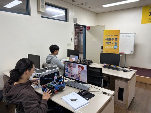 ▲ DSC공유대학 학생들이 자율주행 기술 기반 입문교육을 진행하고 있는 모습.  DSC지역혁신플랫폼 제공