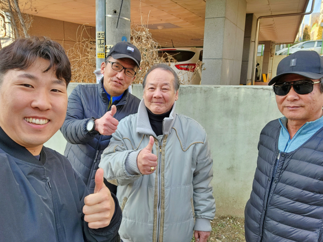 (왼쪽부터) 한수지 사회복지사, 엄용섭 씨, 김한풍 씨, 전병노 씨