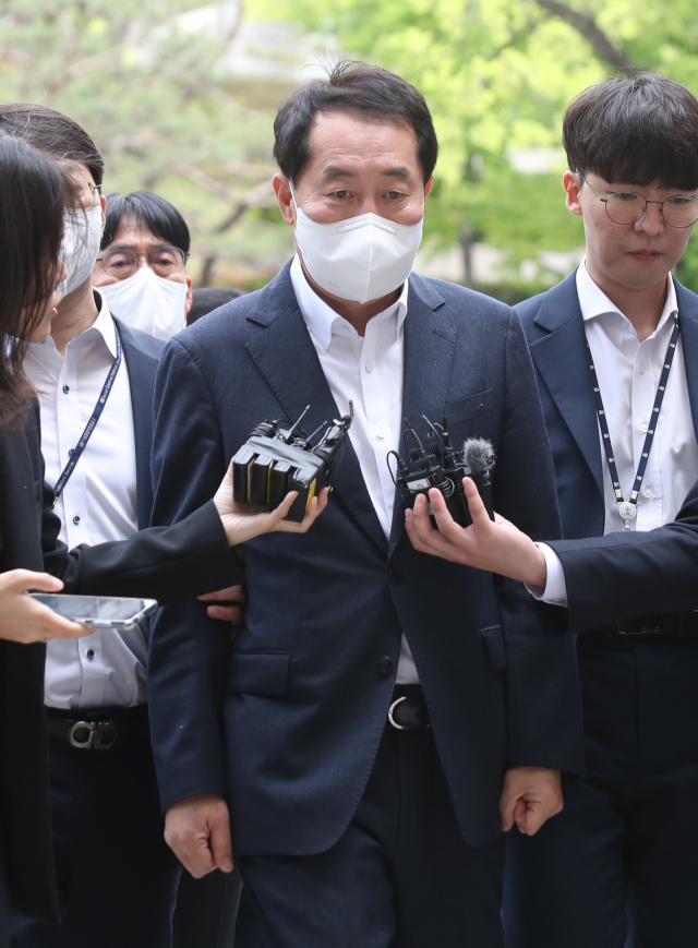 더불어민주당 '2021년 전당대회 돈봉투 의혹' 핵심 피의자인 한국수자원공사 상임감사위원 강래구씨가 지난 21일 서울 서초구 서울중앙지법에서 열린 구속 전 전 피의자 심문(영장심사)을 받기 위해 법정으로 향하고 있다. 연합뉴스