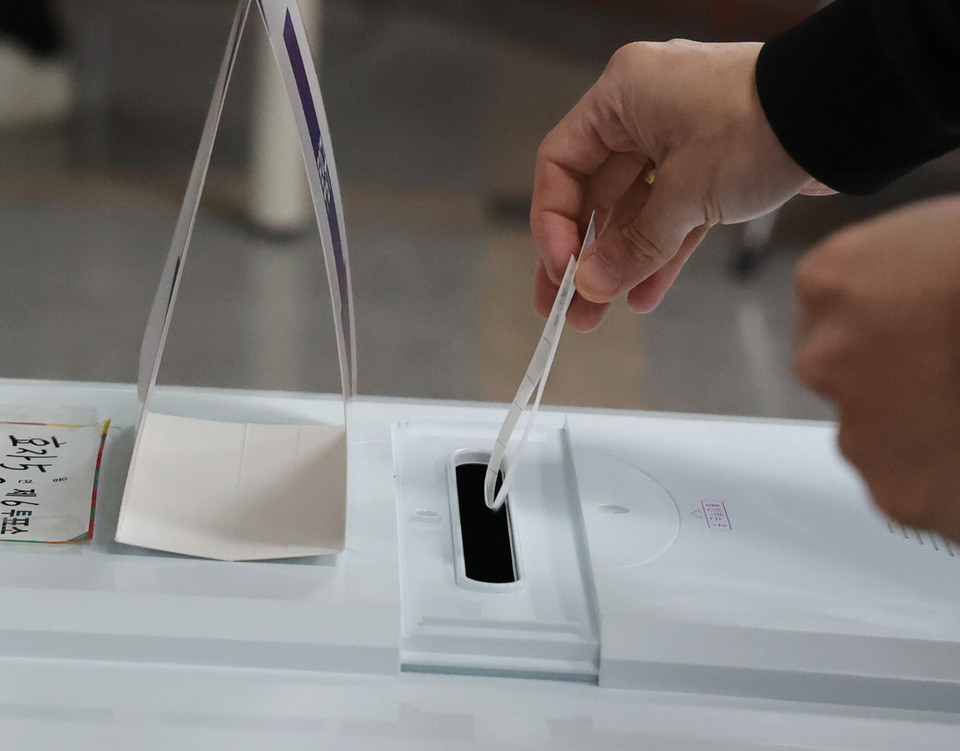 유권자가 투표하고 있다. 사진=연합뉴스.