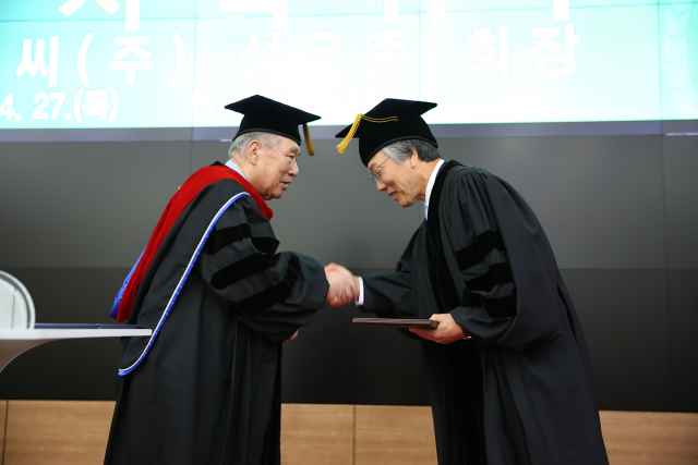 27일 한서대학교 본관 5층 국제회의장에서 성우종(69) ㈜도원E&C 회장(사진 왼쪽)이 함기선 총장으로부터 명예 경영학박사 학위를 받고 있다. 한서대학교 제공
