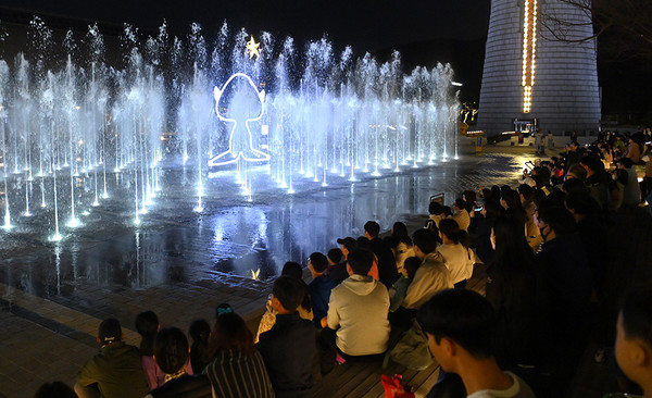 대전 엑스포과학공원 음악분수 광장을 찾은 시민들이 음악의 선율에 맞춰 물줄기를 뿜는 분수를 보며 휴일을 즐기고 있다. 이경찬 기자 chan8536@cctoday.co.kr