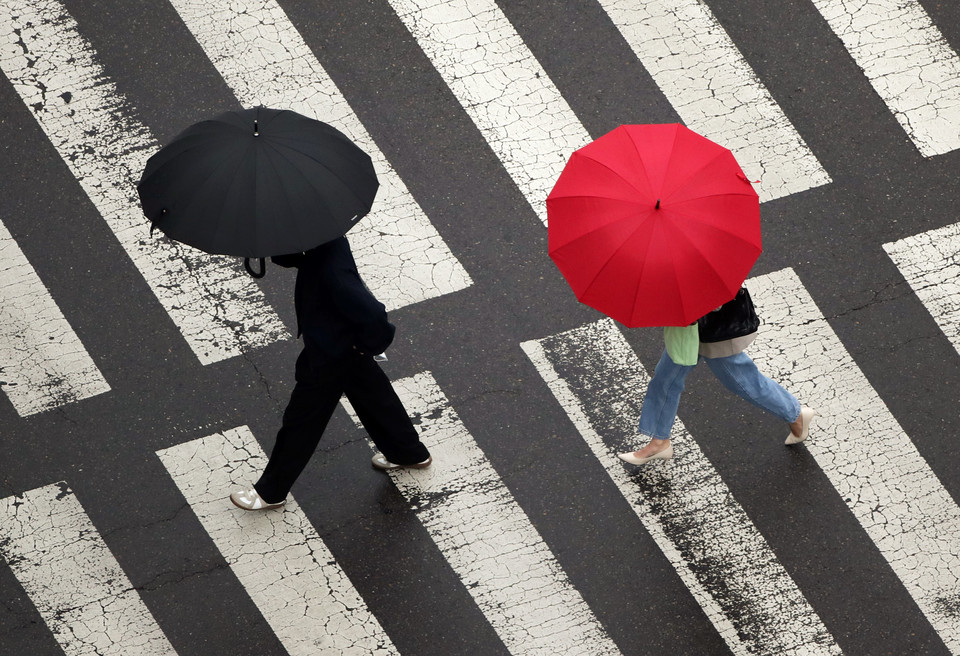 출근길 시민들이 내리는 봄비에 우산을 쓰고 길을 건너고 있다. 사진=연합뉴스.
