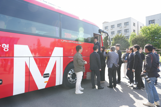 도민들이 충남형 M버스에 탑승하고 있다. 김중곤 기자
