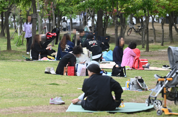 ▲ 온화한 날씨를 보인 1일 대전엑스포시민광장을 찾은 시민들이 돗자리를 펴고 나들이를 즐기고 있다. 이경찬 기자 chan8536@cctoday.co.kr