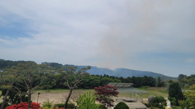 2일 오후 12시경 충남 서산시 지곡면 장현리 산 47-1 번지 일원에서 산불이 발생해 연기가 피어오르고 있는 모습. 산림청 제공