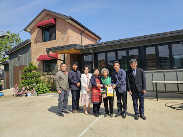 8일 사회적협동조합 ‘뿌리가깊은나무’ 이사들이 지역 고령의 어르신을 방문해 카네이션꽃 과 선물을 전달하고 있다. 김영 기자