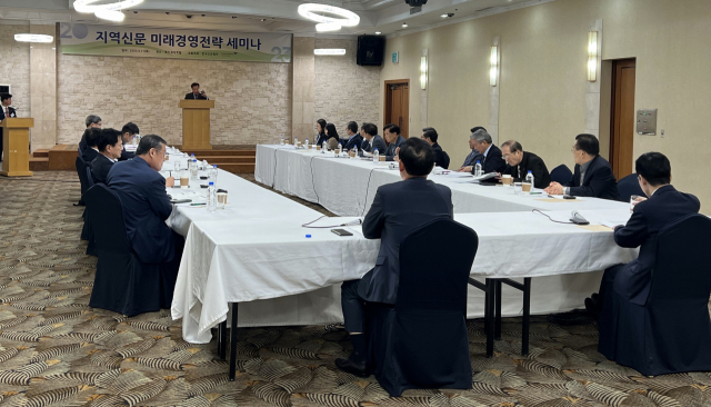 충청투데이를 비롯한 15개 한국신문협회 지역회원사 발행인과 협회, 문화체육관광부, 언론진흥재단 관계자 등이 11일 대전 유성호텔에서 ‘지역신문 미래경영전략 세미나’를 진행하고 있다. 사진=조선교 기자