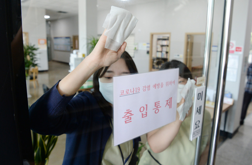 2022년 7월 20일 대전 대덕구의 한 요양병원에서 직원이 면회장소를 소독하고 있다. 이경찬 기자 chan8536@cctoday.co.kr