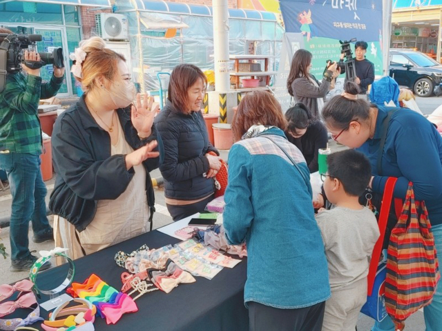 지난달 21일 청양시장 다목적 장터에서 열린 4월 달빛마켓 행사. 사진 청양군 제공