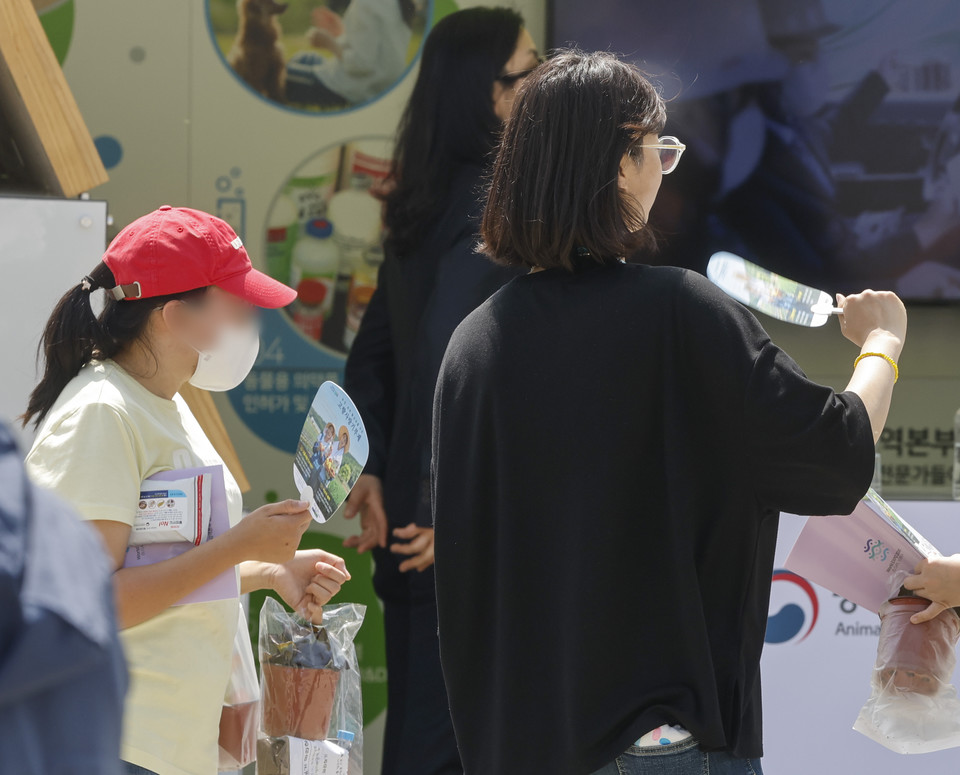 시민들이 부채로 더위를 식히고 있다. 사진=연합뉴스.