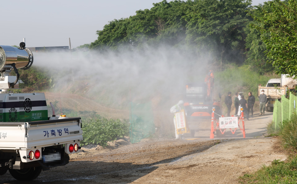 11일 오전 구제역이 발생한 충북 청주시 청원구 북이면의 한 한우농장 방역초소 앞에서 방역차량이 소독약을 분사하고 있다. 사진=연합뉴스. 