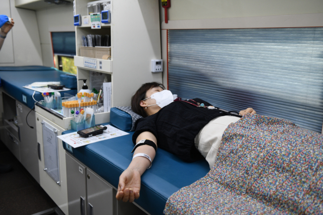 국민건강보험공단 대전세종충청지역본부의 한 직원이 사랑의 헌혈활동을 펼치고 있다. 사진=국민건강보험공단 제공
