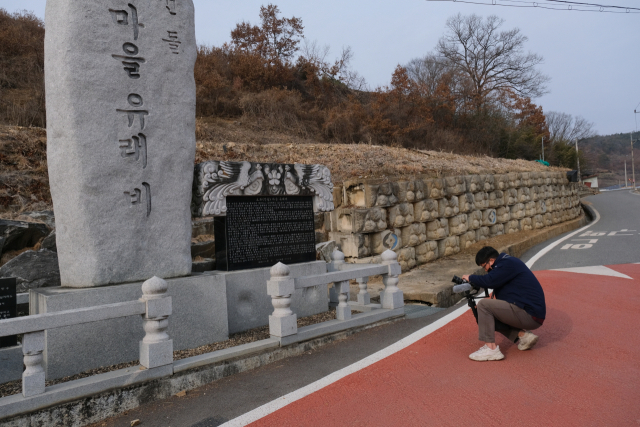 박준우 주무관이 마을 영상 촬영을 하고 있다.사진 영동군 제공