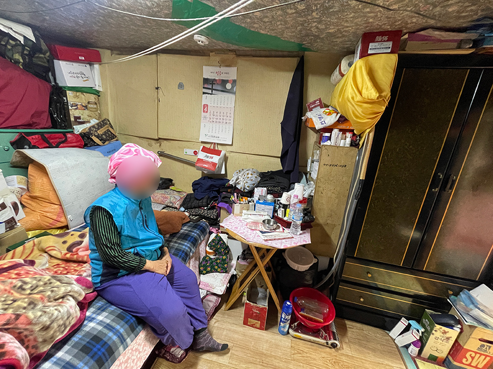 한낮 기온 30도를 웃돈 지난 16일 오후 대전 쪽방촌 거주민 이미자(가명) 할머니가 선풍기 없이 집안에서 휴식을 취하고 있다. 사진=한유영 기자