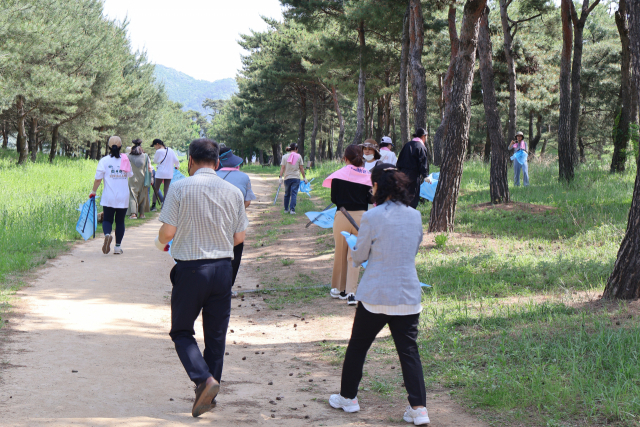 참가자들의 청소활동 모습.사진=김익환 기자
