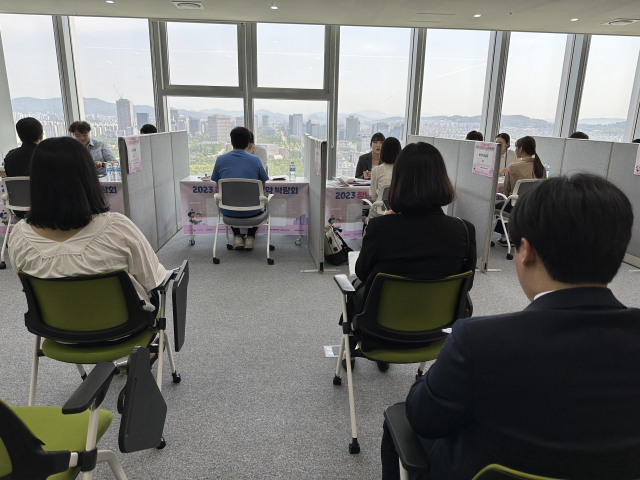 17일 열린 ‘2023년 청년일자리도약 채용박람회’에서 청년들이 기업 부스를 찾아 면접을 보고 있다. 서유빈 기자