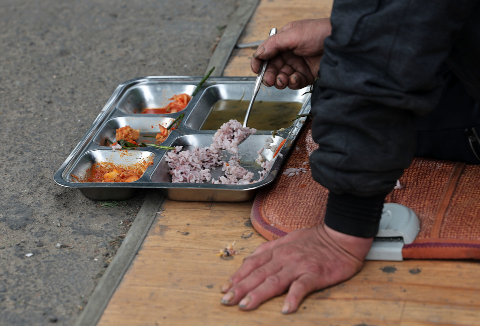 쪽방촌에서 한 어르신이 홀로 식사하는 모습. 사진=연합뉴스.