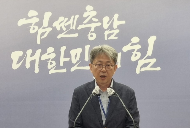 오진기 충남도 농림축산국장이 23일 도청 프레스센터에서 구제역 방역 상황을 설명하고 있다. 김중곤 기자