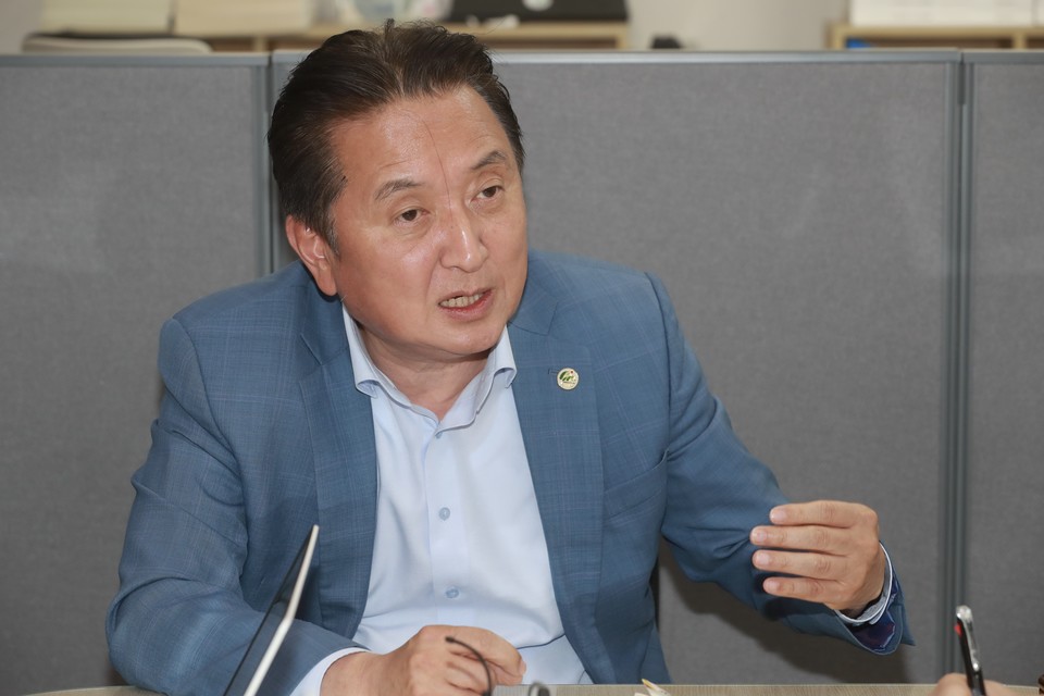 기자들과 대화 나누는 김영환 충북지사 [충북도 제공. 재판매 및 DB 금지]