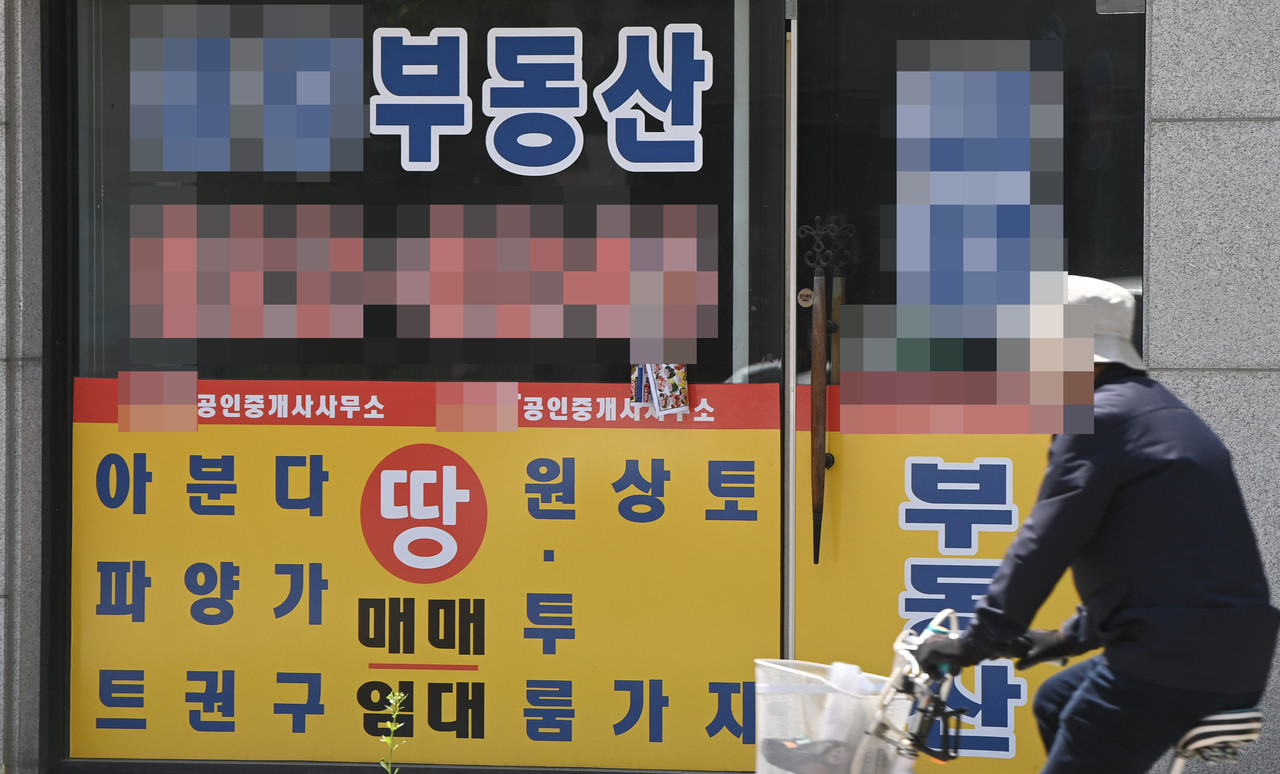 대전 유성구의 한 부동산중개업소 앞으로 시민이 지나가고 있다. 이경찬 기자 chan8536@cctoday.co.kr