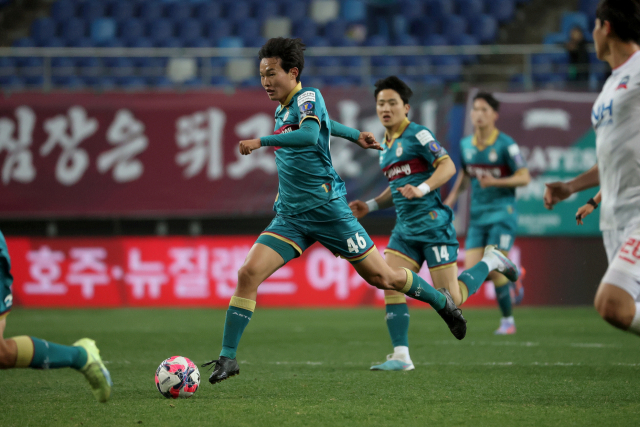 대전하나시티즌 이동원 선수가 거제시민축구단을 상대로 한 FA컵 3라운드에서 드리블을 하고 있는 모습. 대전하나시티즌 제공