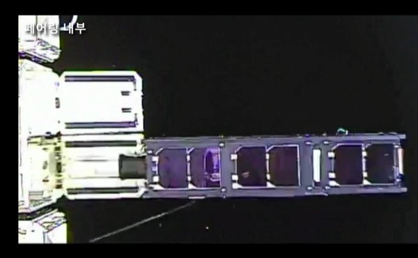 한국형발사체 누리호에 탑재된 위성이 우주에서 사출되고 있는 모습. 항우연 영상 캡쳐
