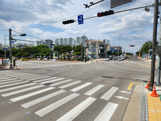 예산군에서 운전자와 보행자의 안전을 위해 조성한 스마트 횡단보도. 예산군 제공