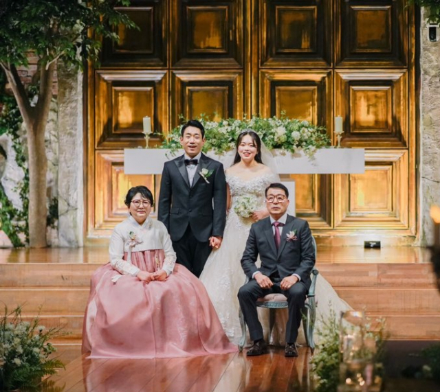 최경자 씨의 외동딸인 김인선 씨와 홍창화 씨의 결혼식 당시 사진. 최경자 씨 제공.