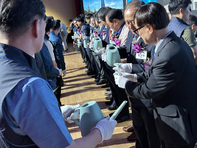 30일 대전컨벤션센터에서 열린 ‘한국가스기술공사 창립 30주년 기념 제2창업 선포식’에서 전국에서 모인 물이 전달되고 있다. 사진=서유빈 기자