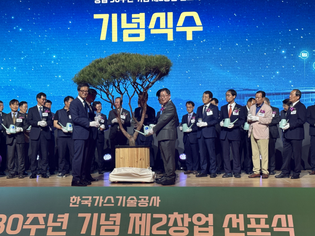 30일 대전컨벤션센터에서 열린 ‘한국가스기술공사 창립 30주년 기념 제2창업 선포식’에서 기념 식수가 진행되고 있다. 사진=서유빈 기자