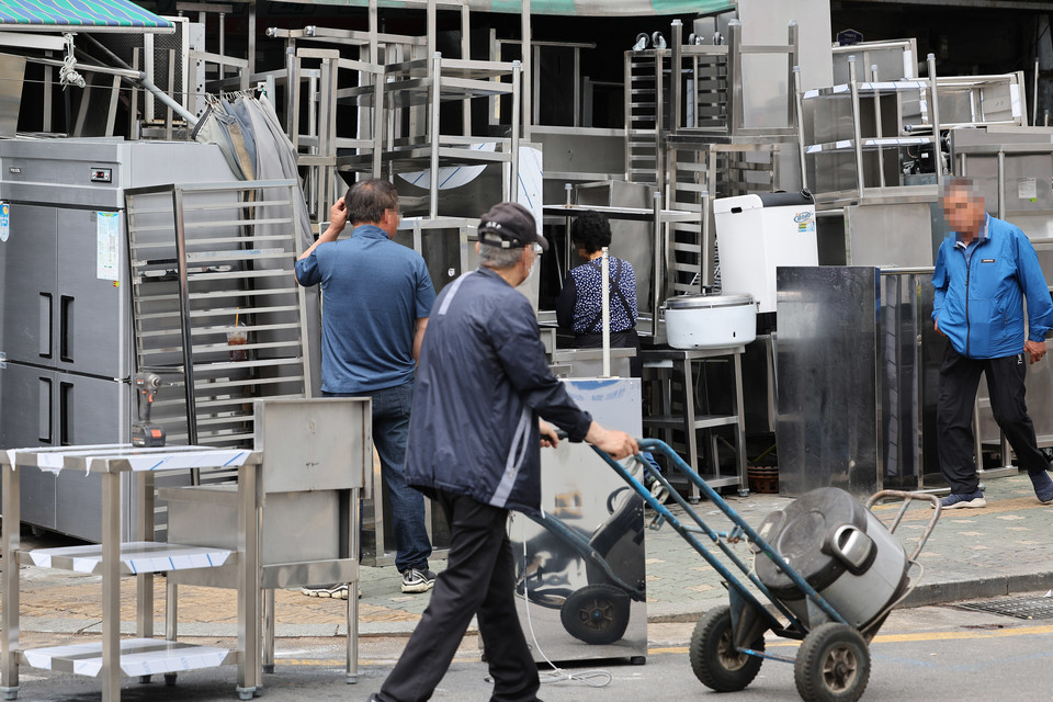 공공요금 인상, 물가 상승, 경기 악화, 고금리 여파로 폐업을 결정한 소상공인들이 늘고 있는 가운데 29일 오전 서울 중구 황학동 주방거리에 중고 주방기구들이 쌓여 있다. 사진=연합뉴스.