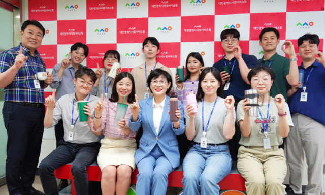 31일 김인식 대전시사회서비스원 원장(사진 하단 가운데)이 일상생활 속 일회용품 사용 줄이기 실천 운동인 ‘일회용품 제로 챌린지’에 참여하며 임직원들과 함께 ‘일회용품은 없다’를 의미하는 동작을 취하고 있다. 대전사서원 제공