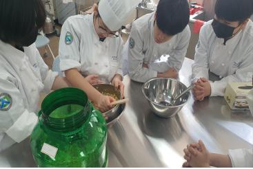  베어커리카페과 학생들 실습 사진.세종미래고 제공