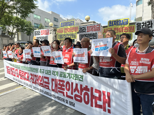 2일 대전지방고용노동청 앞에서 대전지역 28개 종교노동시민사회단체 및 정당이 기자회견을 열고 최저임금 1만 2000원 인상을 촉구했다. 사진=서유빈 기자