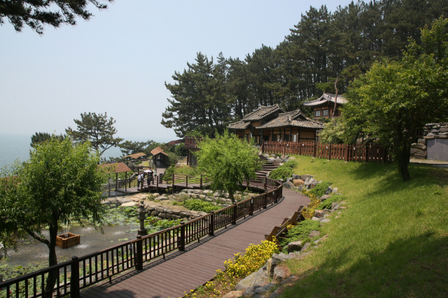 죽도 상화원은 섬 전체가 하나의 정원으로서 천혜의 섬 죽도가 지닌 자연미를 그대로 살린 한국식 전통정원이다. 보령시 제공