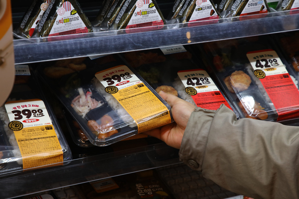 편의점에서 한 시민이 도시락을 살펴보고 있다. 사진=연합뉴스.