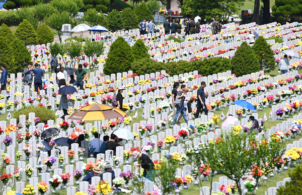 ▲ 제68회 현충일을 맞은 6일 대전 유성구 국립대전현충원을 찾은 참배객들이 묘역에서 참배를 하고 있다. 이경찬 기자 chan8536@cctoday.co.kr