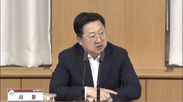 이장우 대전시장이 5일 본청 대회의실에서 6월 확대간부회의를 주재하며 발언하고 있다.대전시 유튜브 생중계 캡처.